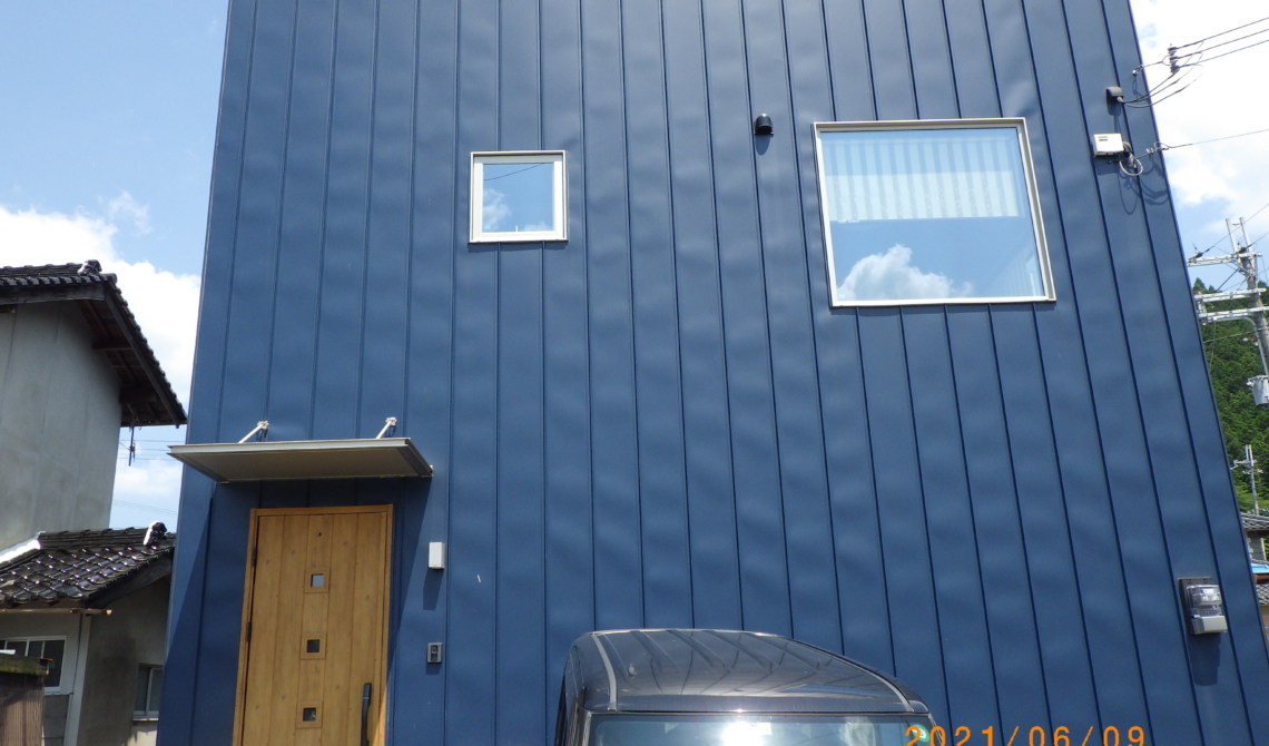 青い外壁キューブ型　中古戸建住宅